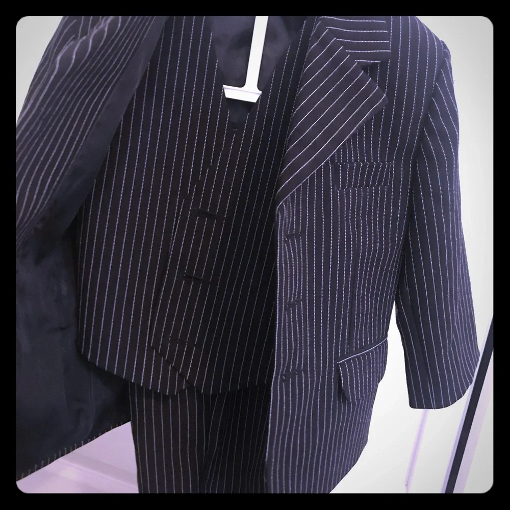 Boys 2T 3pc pin stripped suit